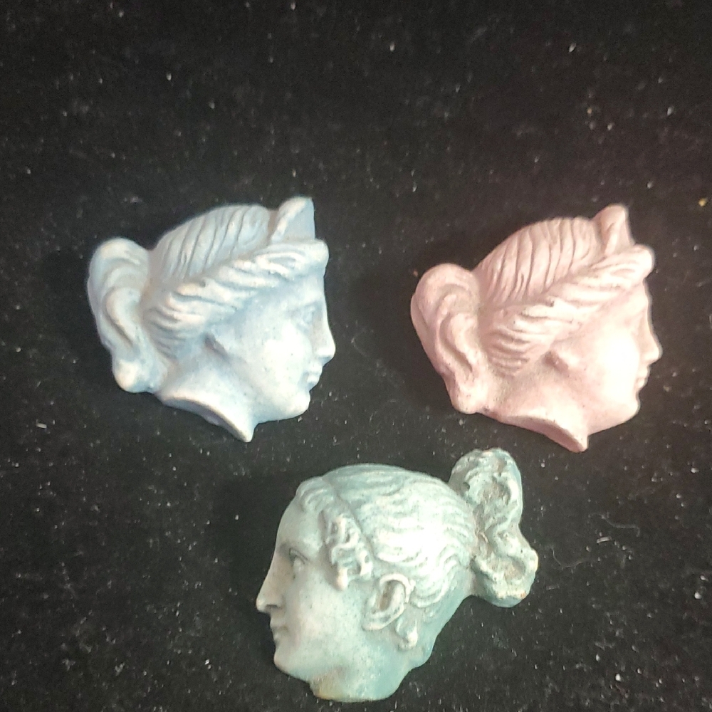Vintage Style Cameo Brooch Set DA54
